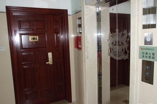 电梯正对大门的对冲风水化解(图1)