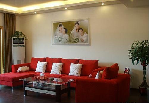 恩爱夫妻家居风水结婚照摆放位置影响夫妻关系(图1) 恩爱夫妻家居风水结婚照摆放位置影响夫妻关系(图1)