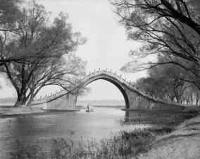 1917年 北京颐和园昆明湖长堤上的玉带桥